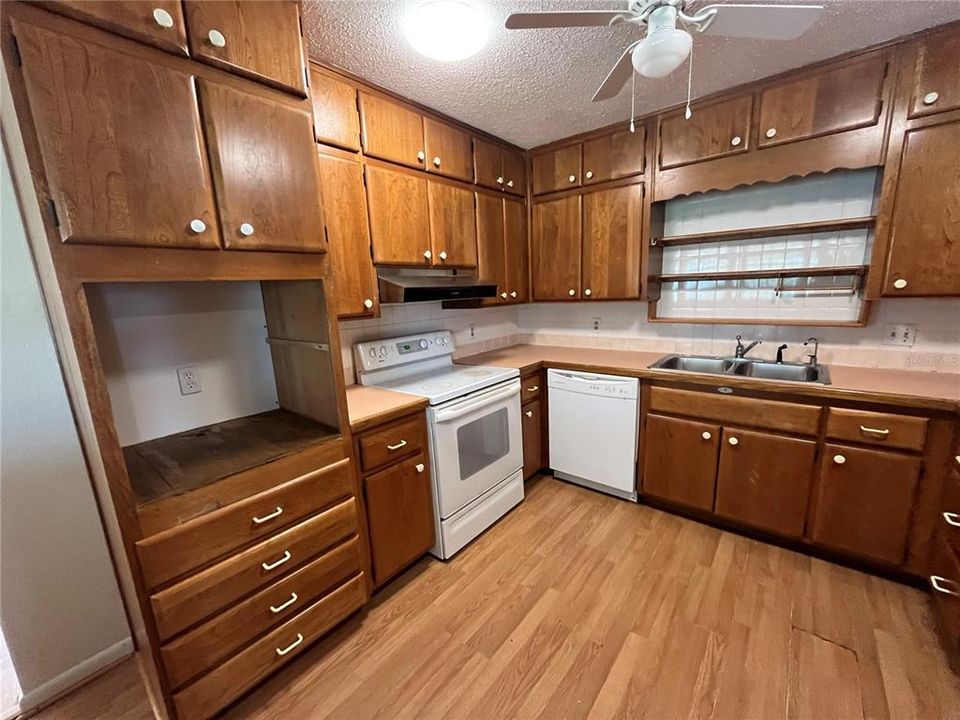 В аренду: $2,800 (4 спален, 3 ванн, 2490 Квадратных фут)