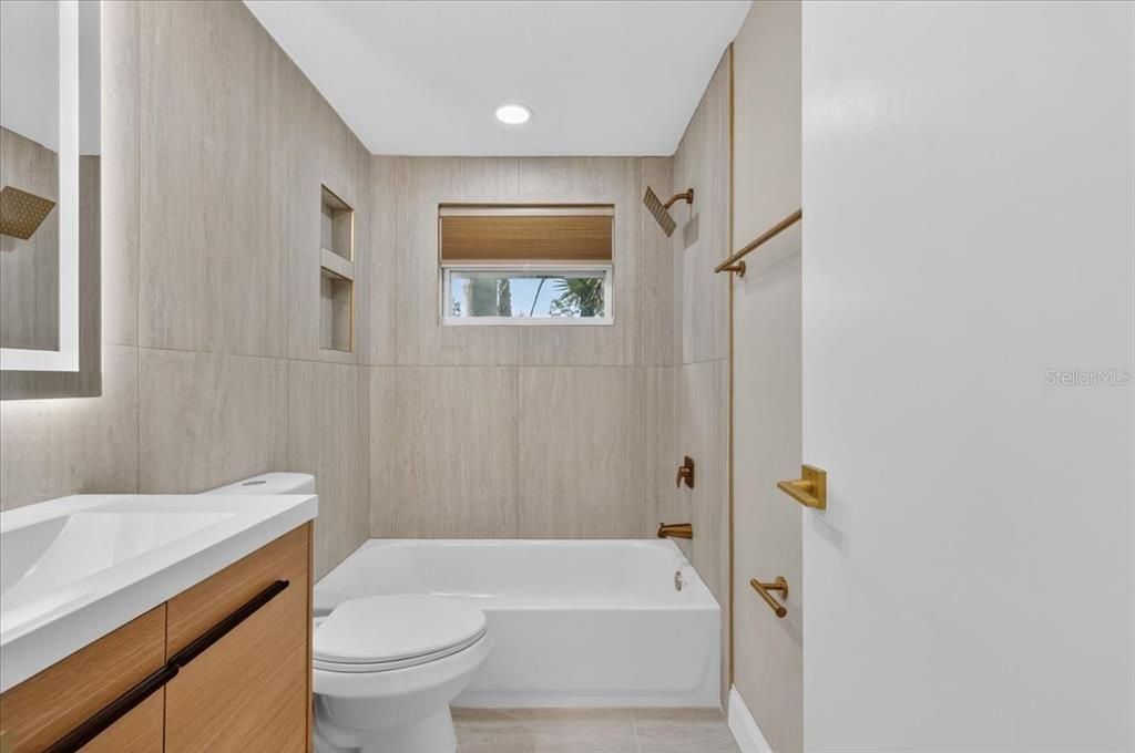На продажу: $269,990 (2 спален, 1 ванн, 1248 Квадратных фут)