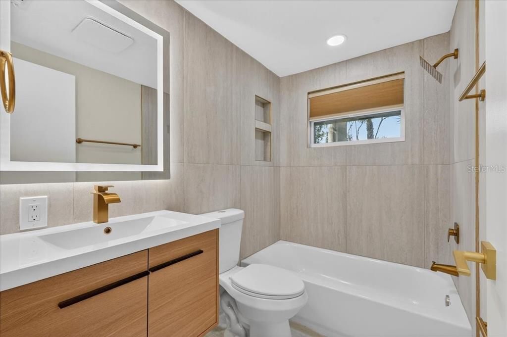 На продажу: $269,990 (2 спален, 1 ванн, 1248 Квадратных фут)