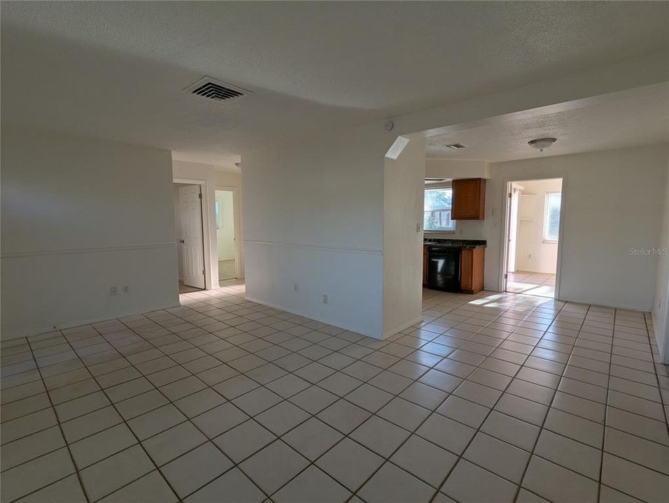 For Rent: $1,350 (3 beds, 1 baths, 980 Square Feet)