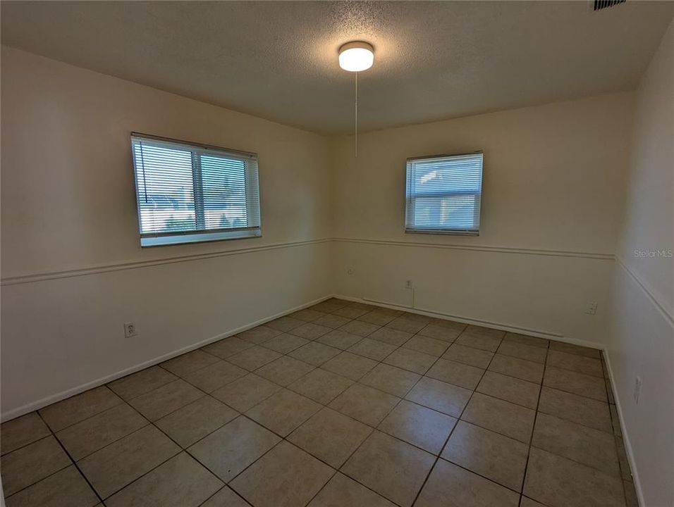 For Rent: $1,350 (3 beds, 1 baths, 980 Square Feet)