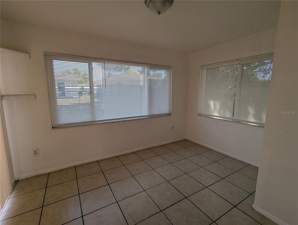 For Rent: $1,350 (3 beds, 1 baths, 980 Square Feet)