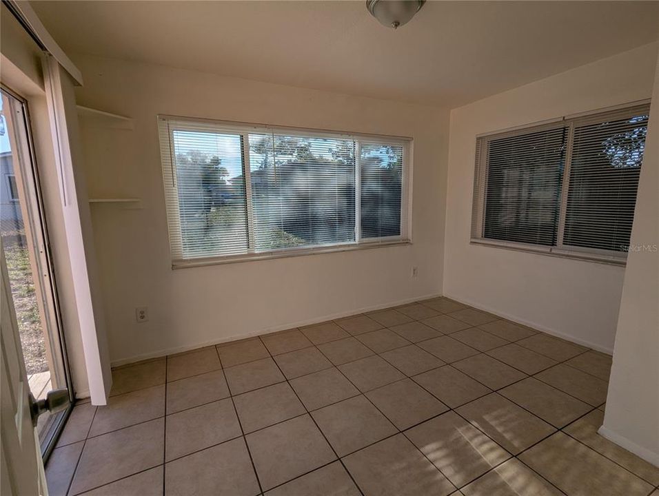 For Rent: $1,350 (3 beds, 1 baths, 980 Square Feet)