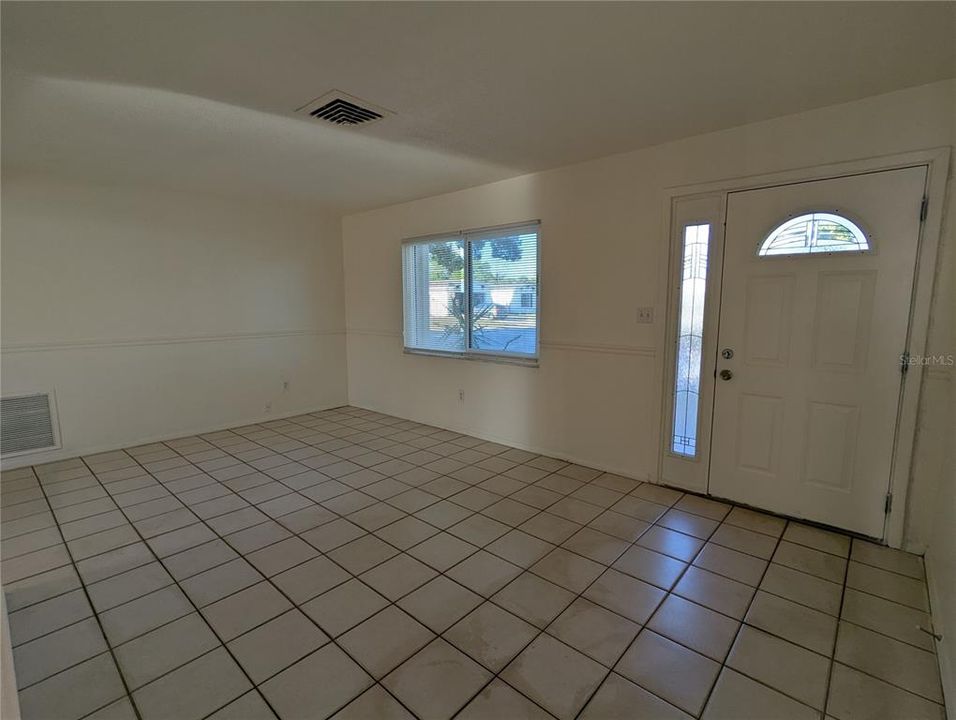 For Rent: $1,350 (3 beds, 1 baths, 980 Square Feet)