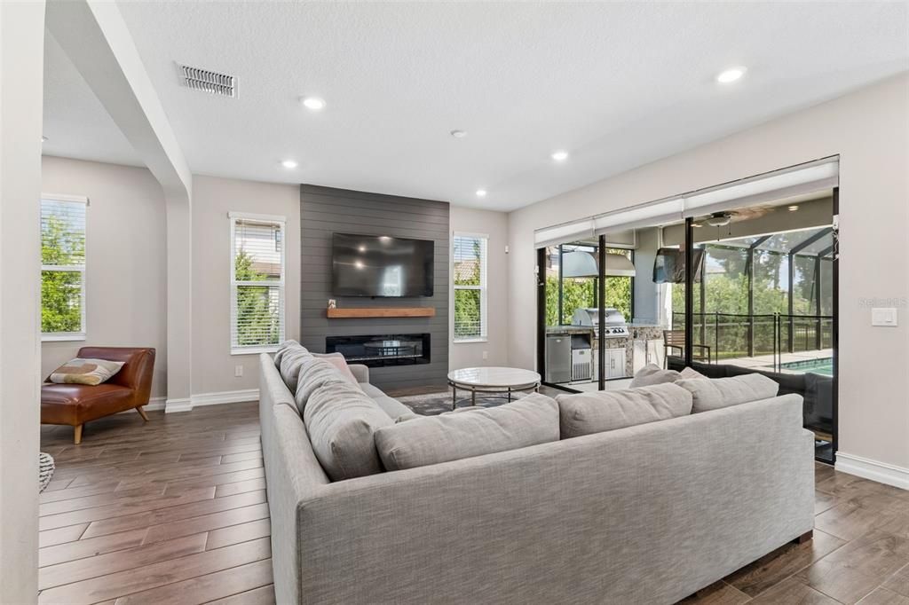 Active With Contract: $799,999 (5 beds, 3 baths, 3176 Square Feet)
