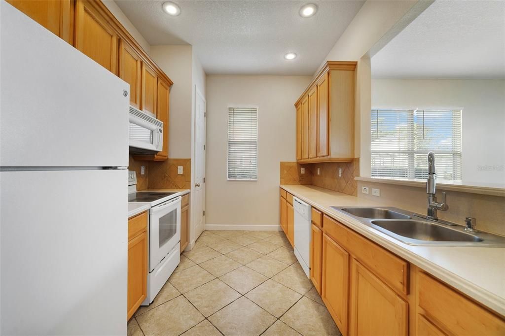 В аренду: $2,595 (4 спален, 2 ванн, 2296 Квадратных фут)