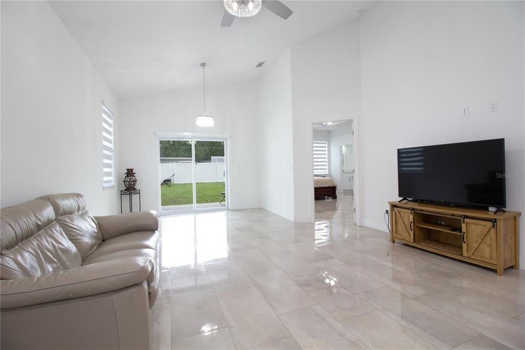 En Venta: $565,000 (4 camas, 3 baños, 2174 Pies cuadrados)
