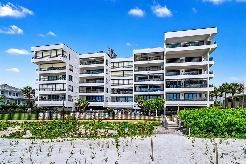 For Sale: $875,000 (2 beds, 2 baths, 1330 Square Feet)