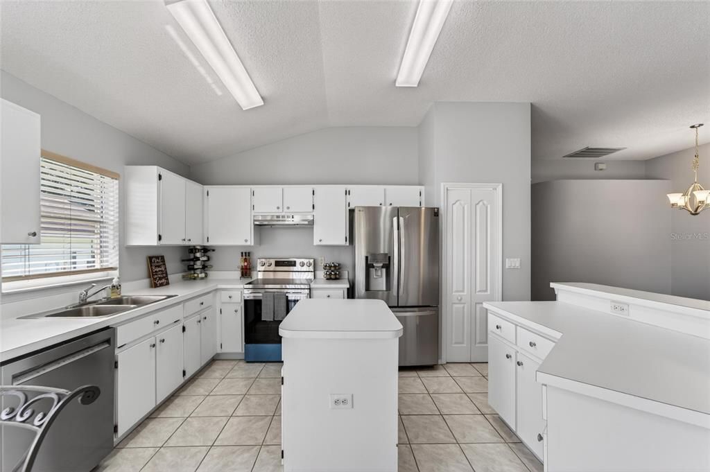 For Sale: $339,900 (3 beds, 2 baths, 1553 Square Feet)