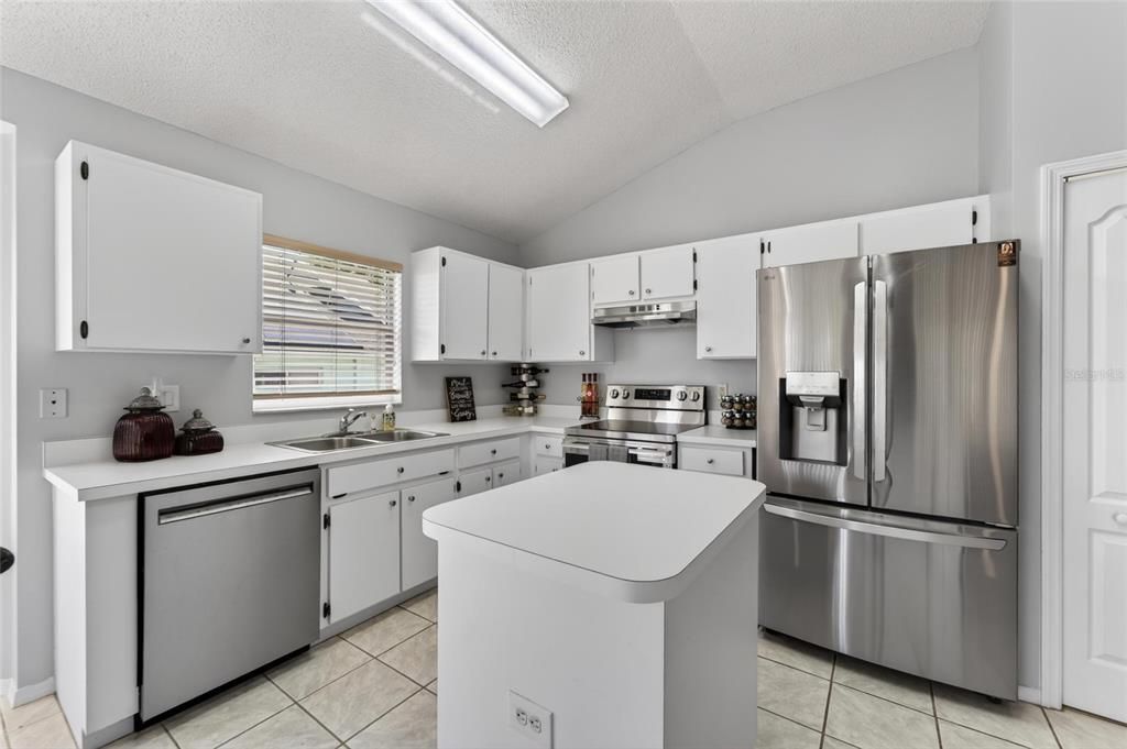 For Sale: $339,900 (3 beds, 2 baths, 1553 Square Feet)