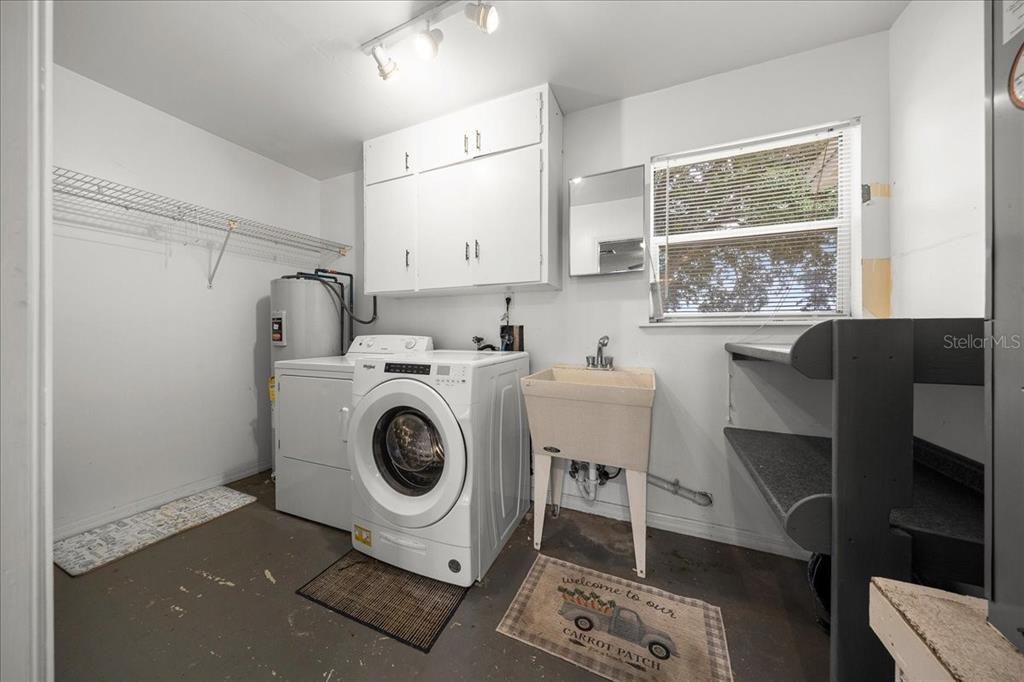 En Venta: $475,000 (3 camas, 2 baños, 2400 Pies cuadrados)