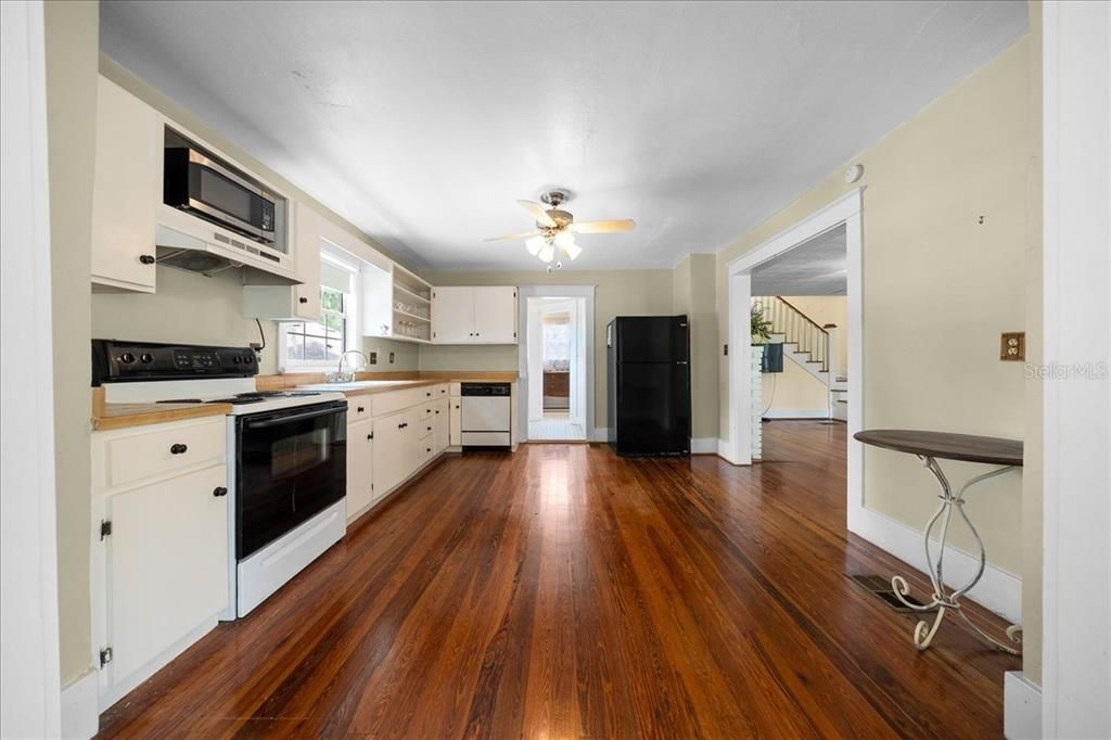 En Venta: $475,000 (3 camas, 2 baños, 2400 Pies cuadrados)