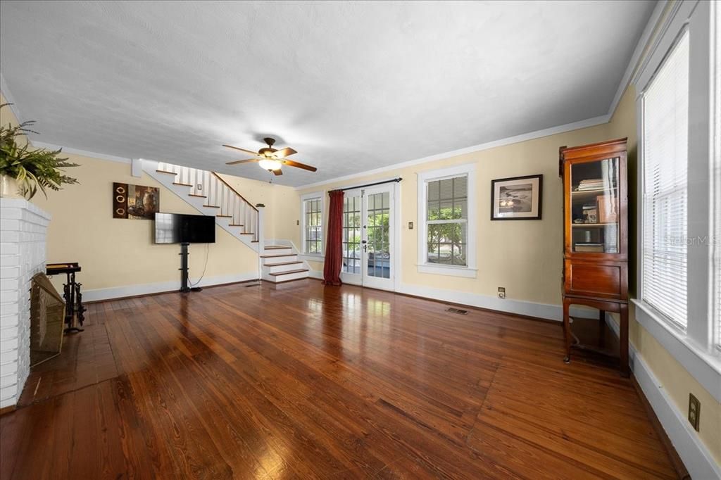 En Venta: $475,000 (3 camas, 2 baños, 2400 Pies cuadrados)