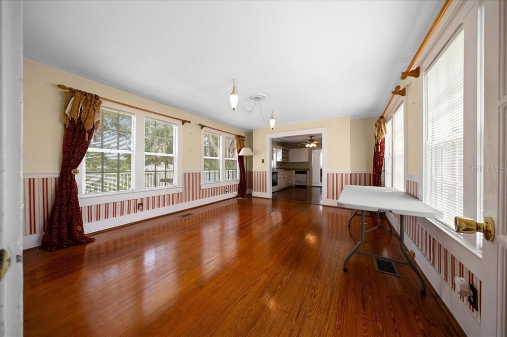En Venta: $475,000 (3 camas, 2 baños, 2400 Pies cuadrados)