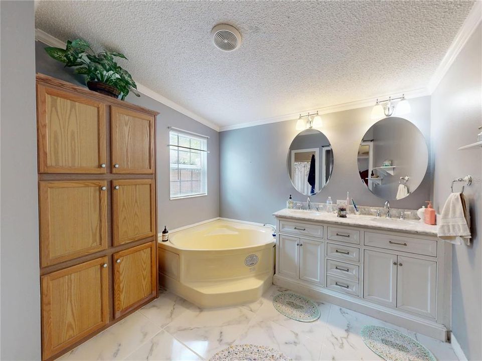 For Sale: $799,000 (4 beds, 3 baths, 2256 Square Feet)