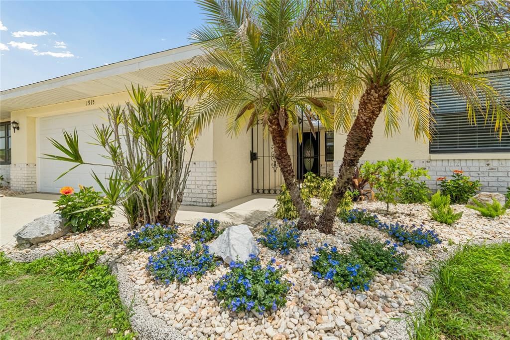 For Sale: $299,990 (2 beds, 2 baths, 1733 Square Feet)