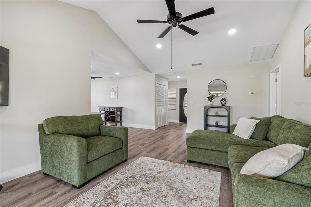 For Sale: $299,990 (2 beds, 2 baths, 1733 Square Feet)