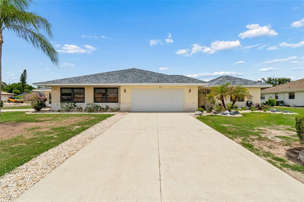 For Sale: $299,990 (2 beds, 2 baths, 1733 Square Feet)