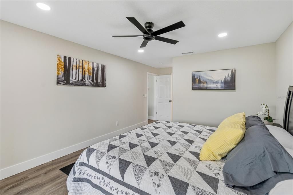 For Sale: $299,990 (2 beds, 2 baths, 1733 Square Feet)