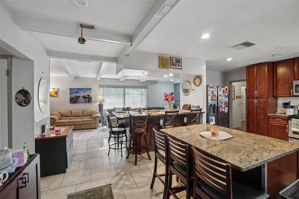En Venta: $460,000 (4 camas, 2 baños, 1948 Pies cuadrados)