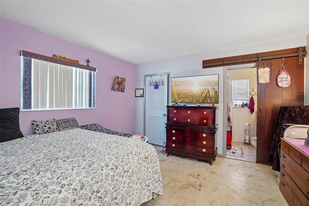 En Venta: $460,000 (4 camas, 2 baños, 1948 Pies cuadrados)