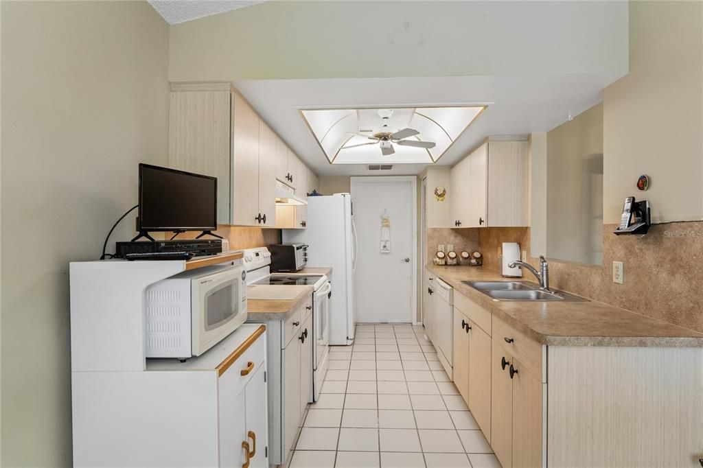 For Sale: $194,000 (2 beds, 2 baths, 1201 Square Feet)
