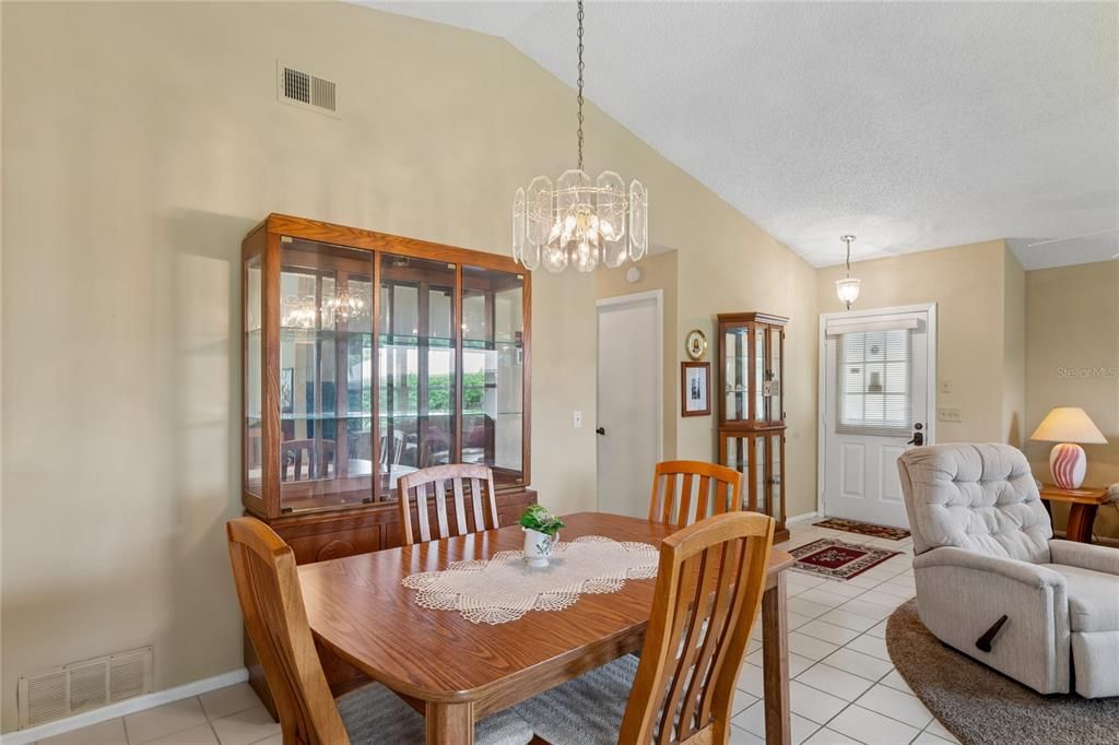 For Sale: $194,000 (2 beds, 2 baths, 1201 Square Feet)