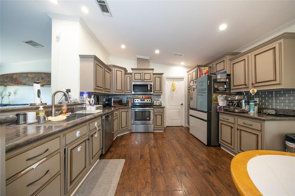 For Sale: $285,000 (3 beds, 2 baths, 1408 Square Feet)