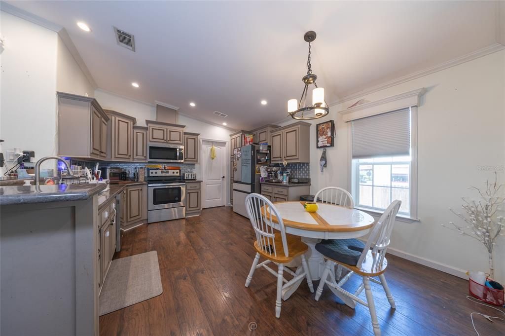 For Sale: $285,000 (3 beds, 2 baths, 1408 Square Feet)