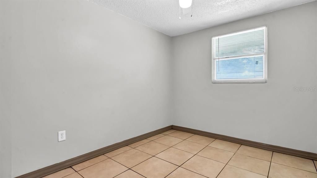 For Sale: $215,000 (3 beds, 1 baths, 864 Square Feet)