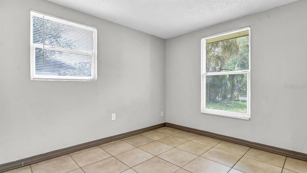 For Sale: $215,000 (3 beds, 1 baths, 864 Square Feet)