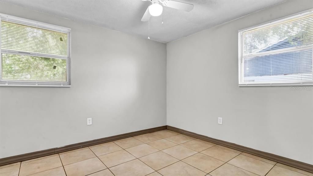 For Sale: $215,000 (3 beds, 1 baths, 864 Square Feet)