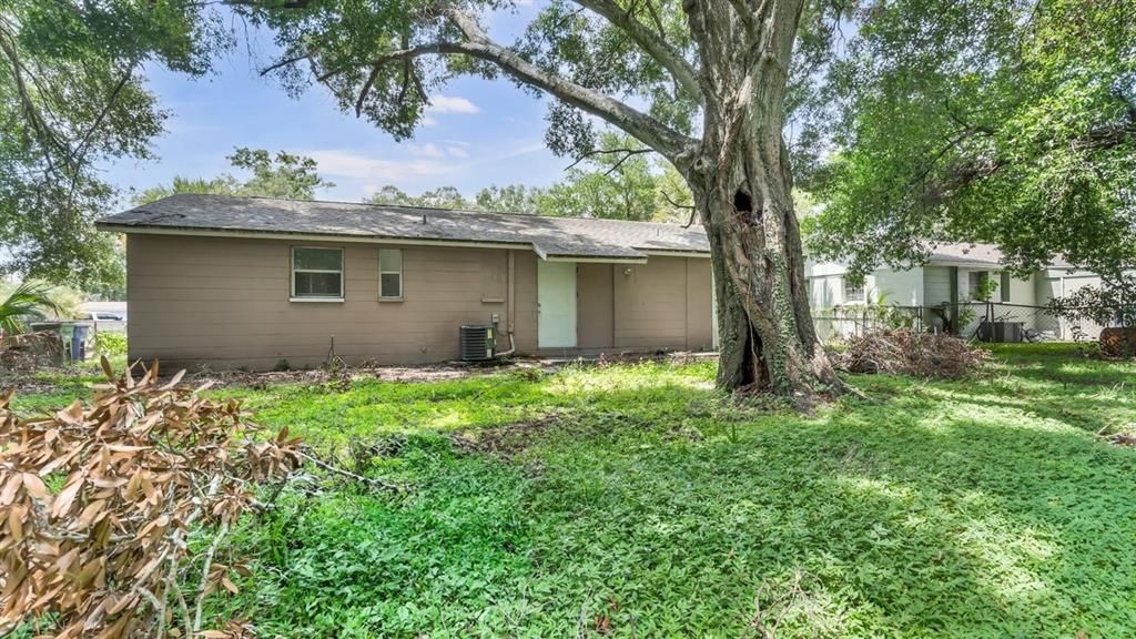 For Sale: $215,000 (3 beds, 1 baths, 864 Square Feet)