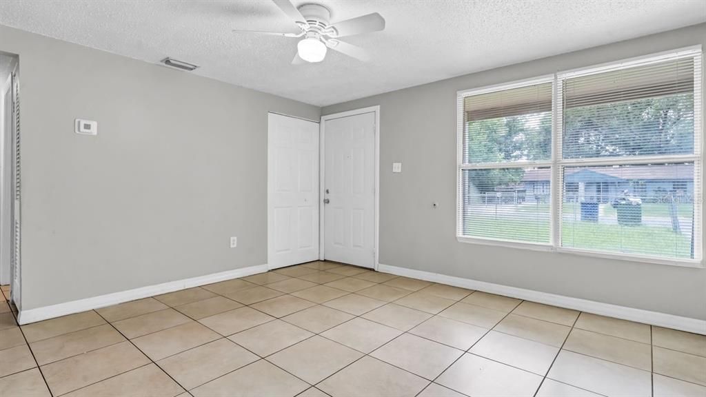 For Sale: $215,000 (3 beds, 1 baths, 864 Square Feet)