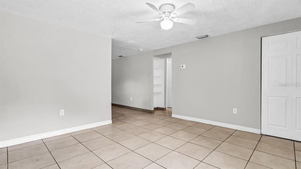 For Sale: $215,000 (3 beds, 1 baths, 864 Square Feet)