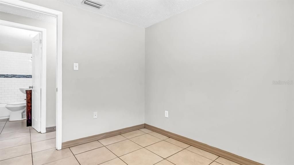 For Sale: $215,000 (3 beds, 1 baths, 864 Square Feet)
