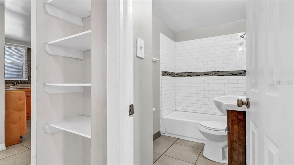 For Sale: $215,000 (3 beds, 1 baths, 864 Square Feet)