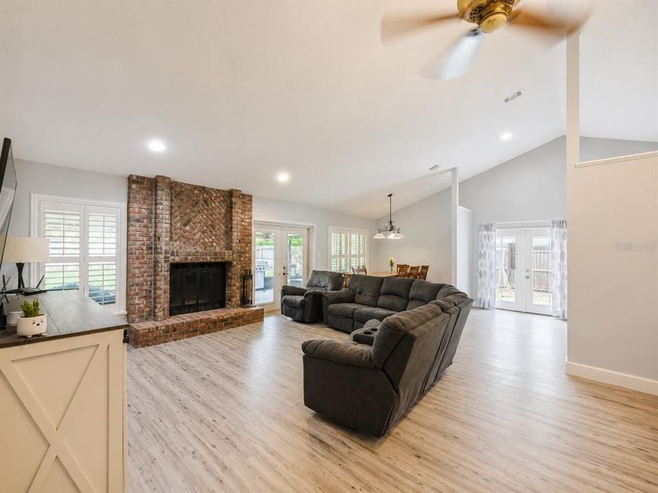For Sale: $468,000 (4 beds, 2 baths, 1922 Square Feet)