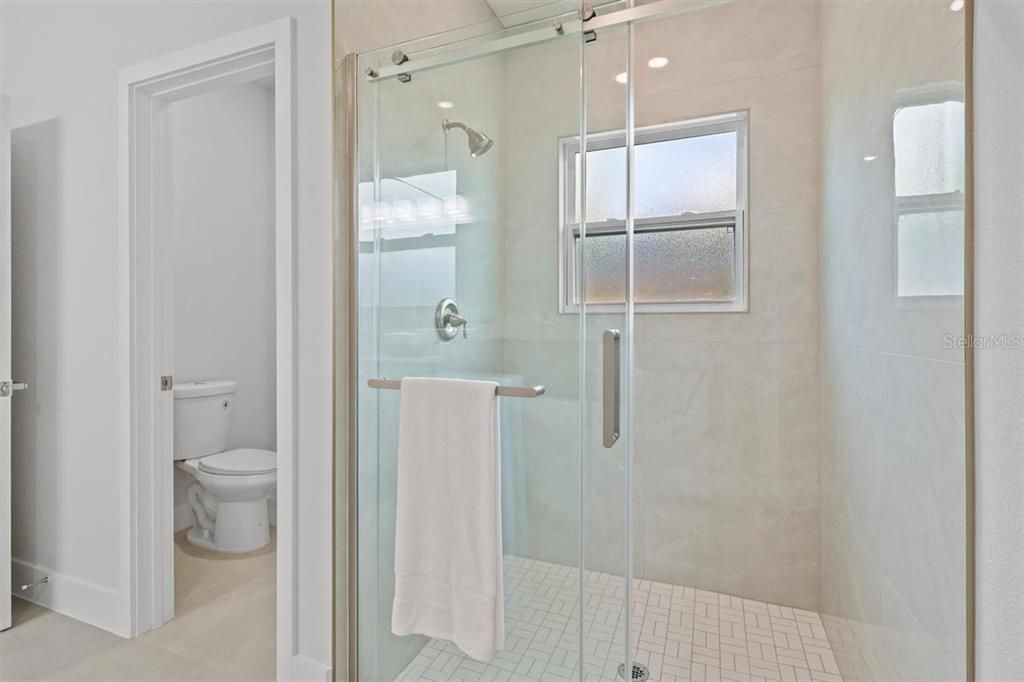 For Sale: $374,900 (4 beds, 3 baths, 1891 Square Feet)