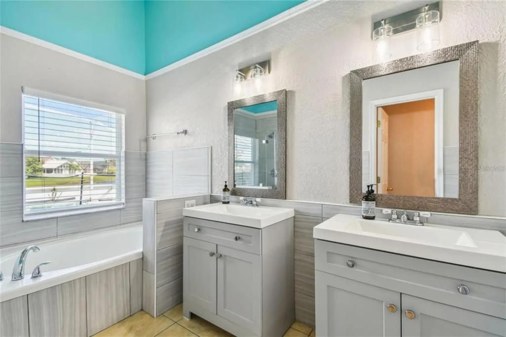 For Sale: $449,900 (4 beds, 2 baths, 1955 Square Feet)