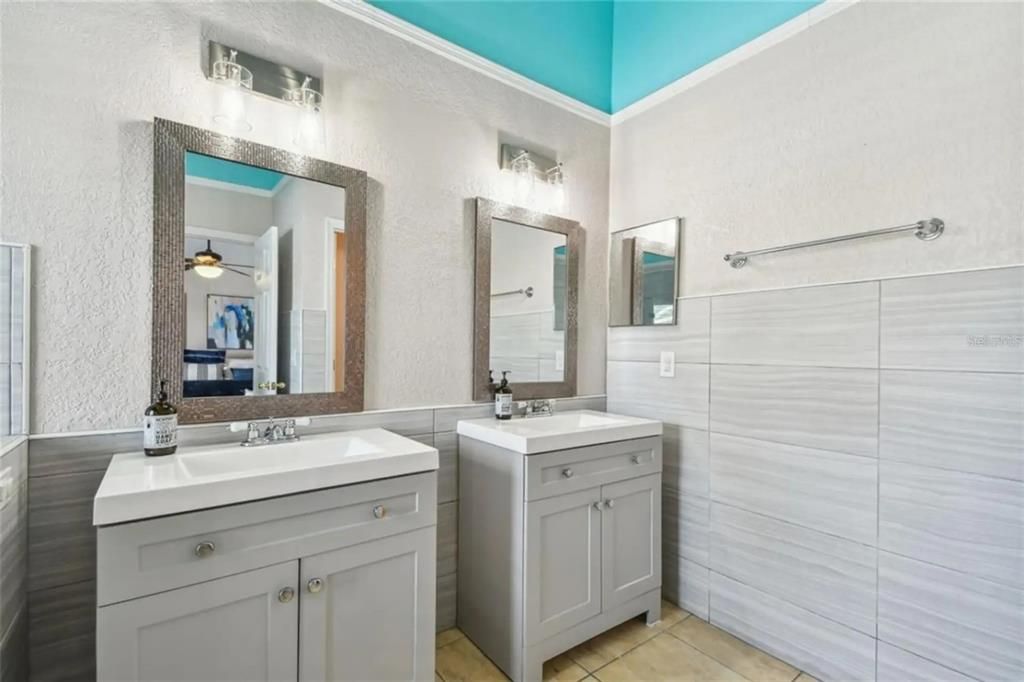For Sale: $449,900 (4 beds, 2 baths, 1955 Square Feet)