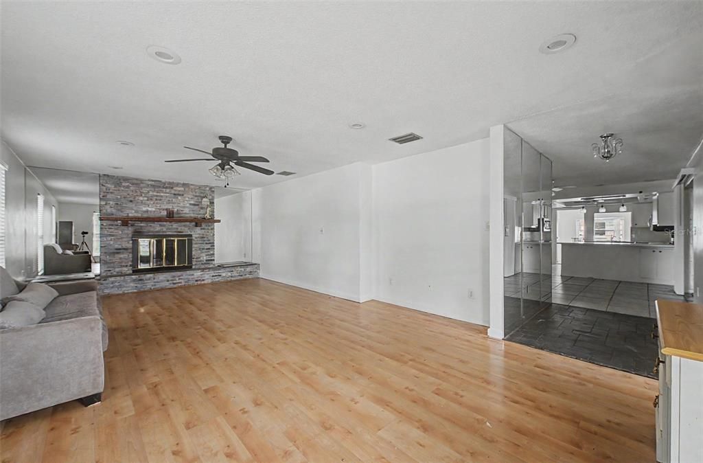 En Venta: $575,000 (4 camas, 3 baños, 1654 Pies cuadrados)