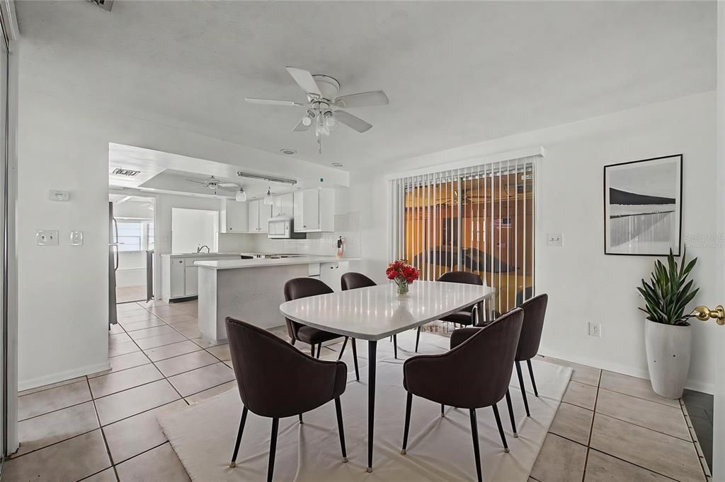 En Venta: $575,000 (4 camas, 3 baños, 1654 Pies cuadrados)