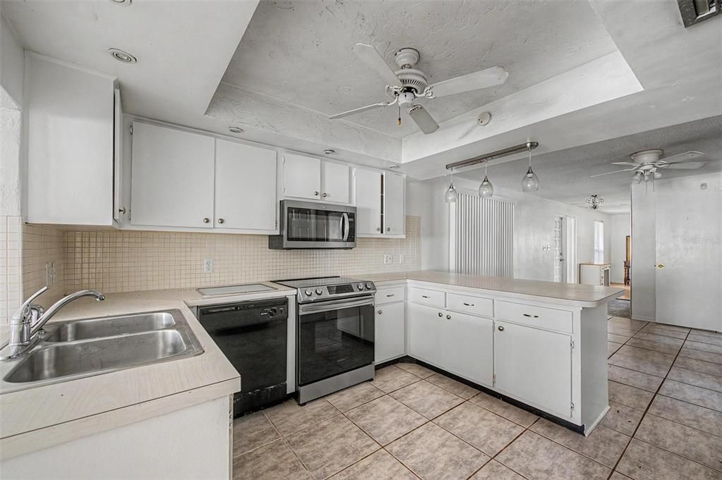 En Venta: $575,000 (4 camas, 3 baños, 1654 Pies cuadrados)