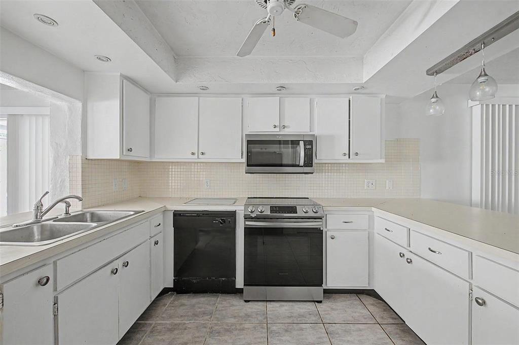 En Venta: $575,000 (4 camas, 3 baños, 1654 Pies cuadrados)