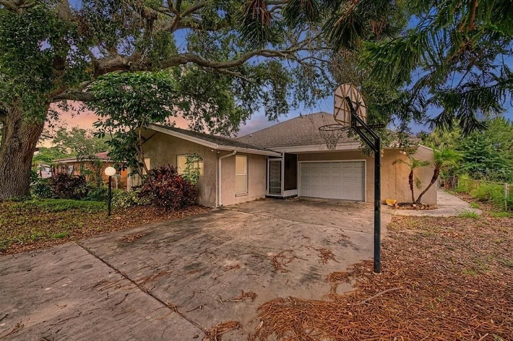 En Venta: $575,000 (4 camas, 3 baños, 1654 Pies cuadrados)