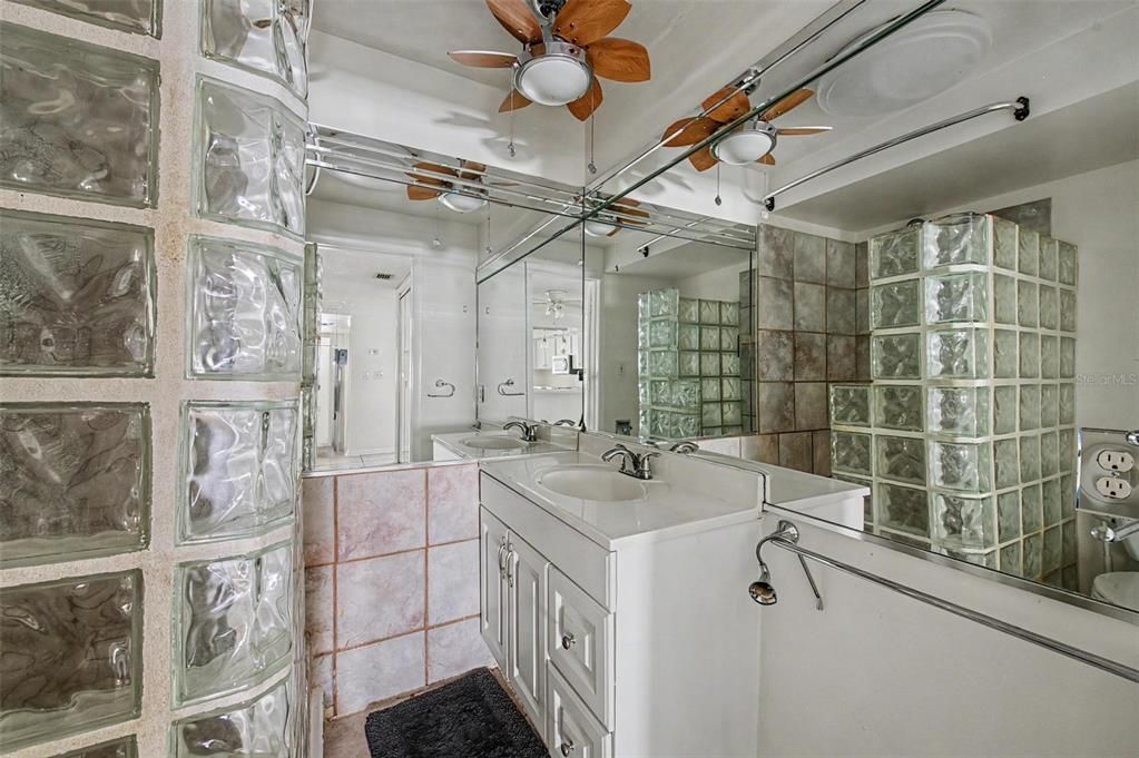 En Venta: $575,000 (4 camas, 3 baños, 1654 Pies cuadrados)