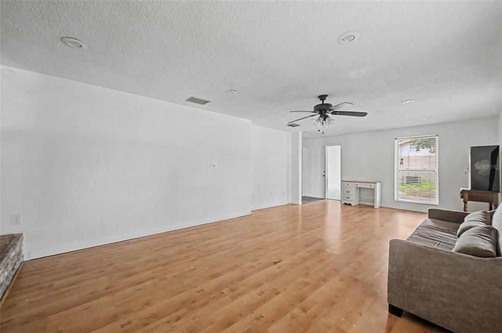 En Venta: $575,000 (4 camas, 3 baños, 1654 Pies cuadrados)