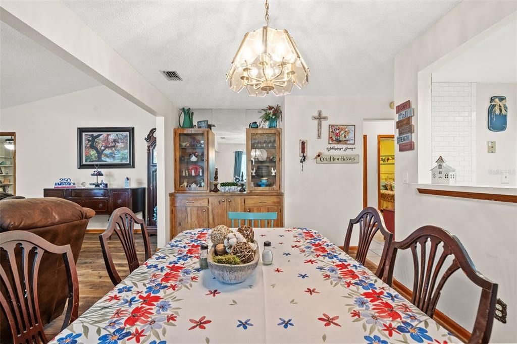 На продажу: $199,999 (3 спален, 2 ванн, 1564 Квадратных фут)