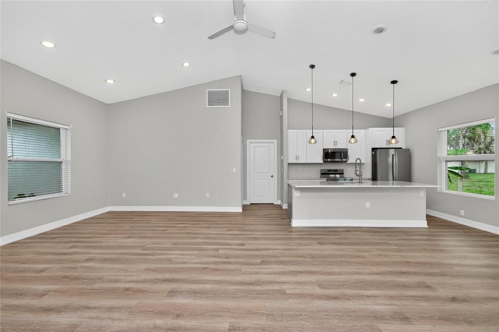 For Sale: $279,900 (3 beds, 2 baths, 1586 Square Feet)